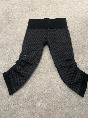 Lululemon Run Inspire Capri Leggings Size 4 Black Ruched Luon